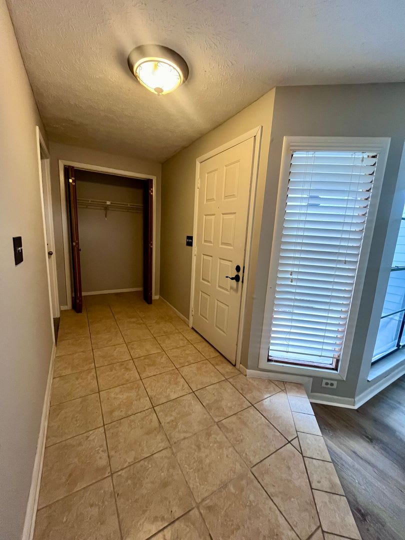 Beautifully Renovated 2 Bedroom, 2.5 Bathroom Townhome with Oversized Two-Car Garage in Tampa, FL – photo 5
