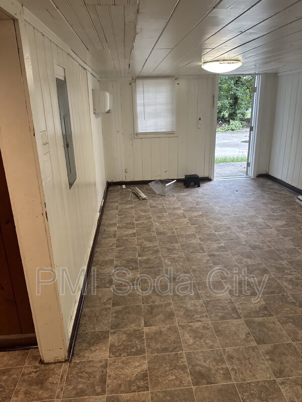 211 E Brooks St – photo 4