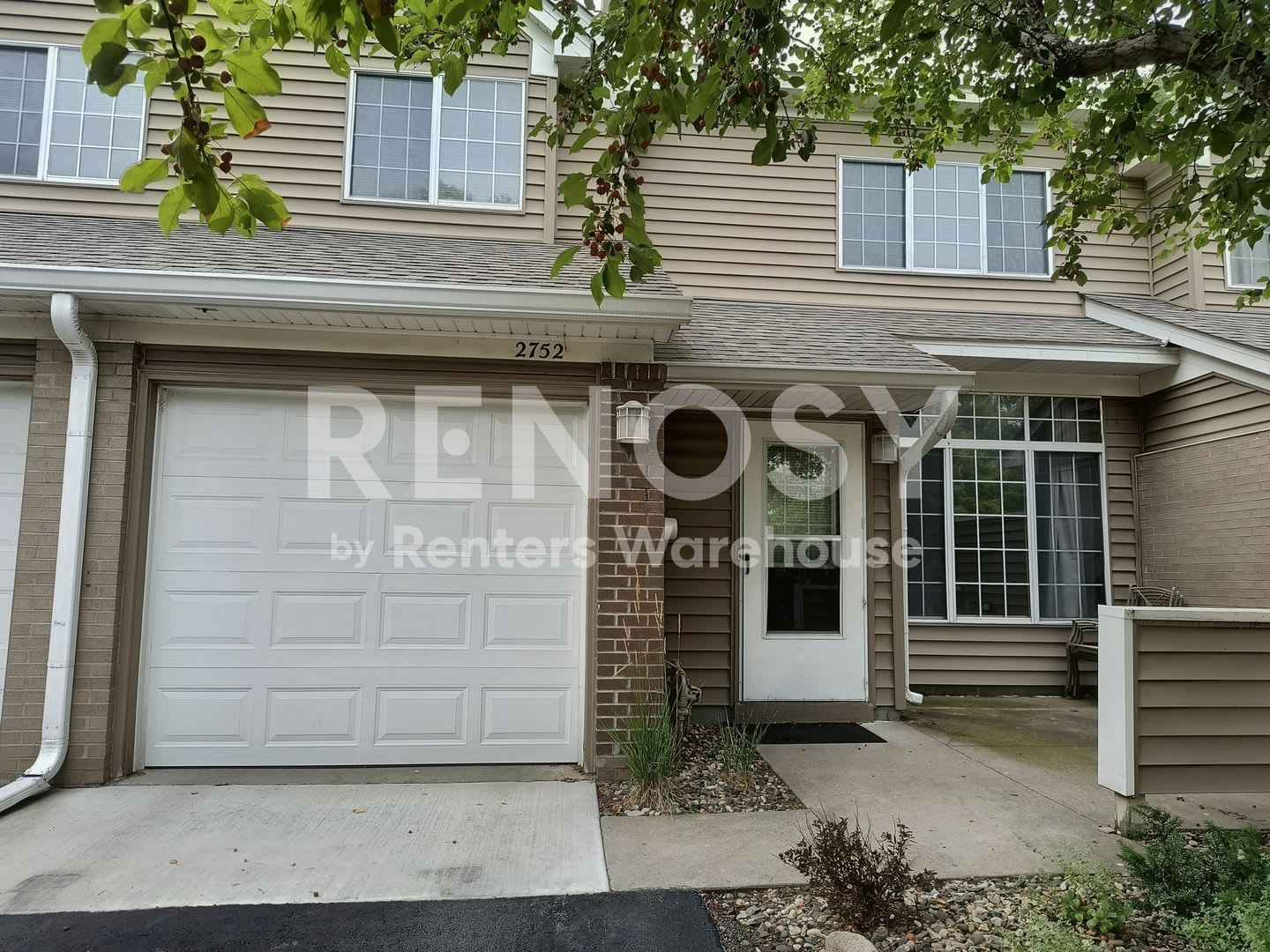Available Now 2 Bedroom 1.5 Bath Townhouse in Minnetonka – photo 1