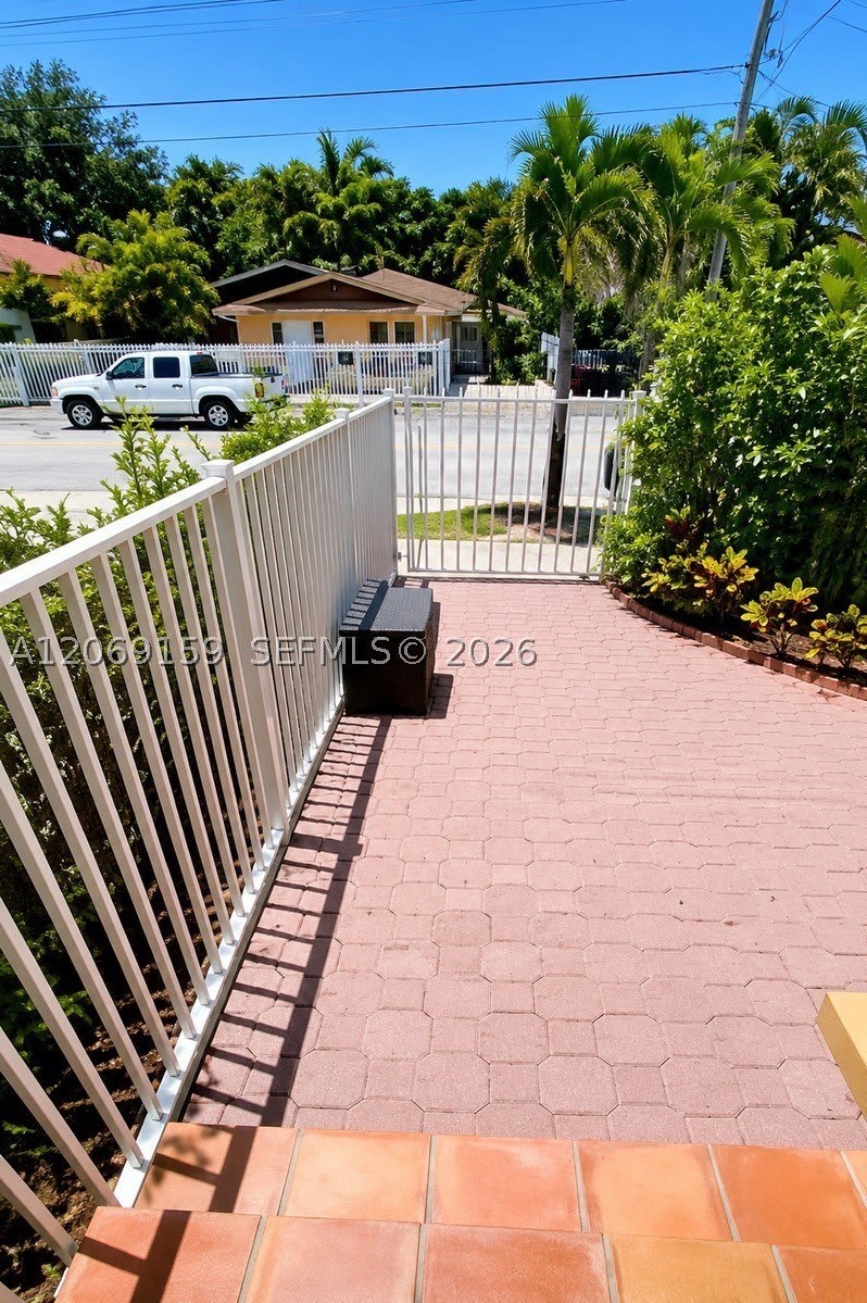 985 SW 10th St – photo 3