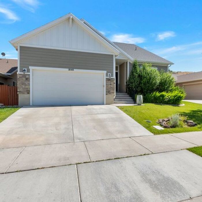 1848 Woodview Drive West – photo 2