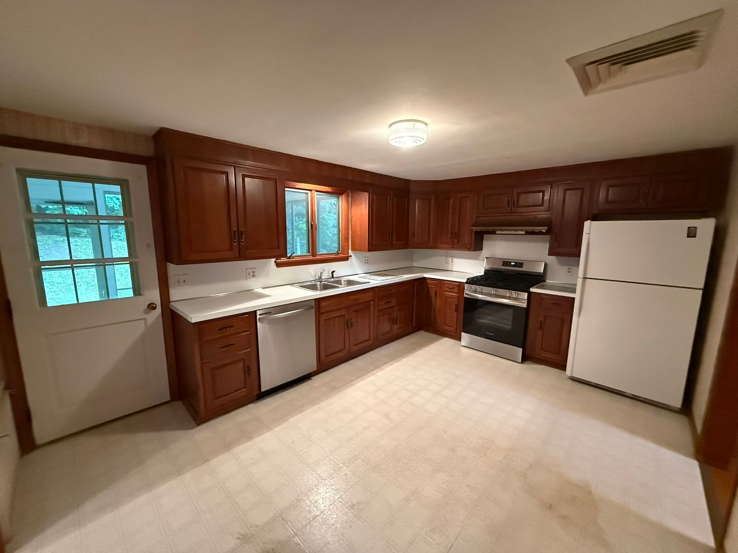 Beautiful 3 Bed, 1 Bath Single Family for Rent in Broad Brook! – photo 3