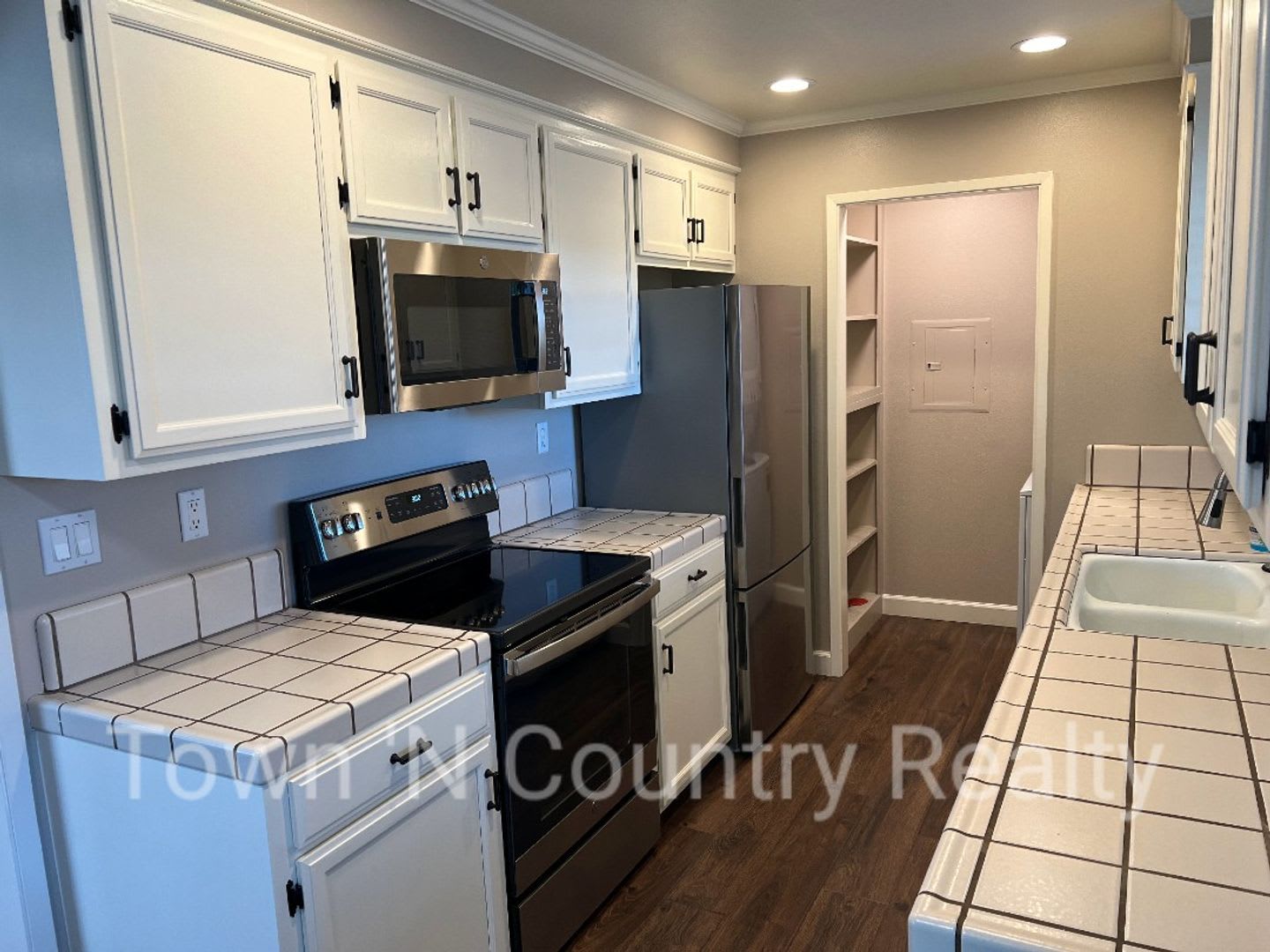 Beautiful 2-Bedroom Condo in Gated South Salinas Community – Garage, Fireplace & Pool! – photo 5