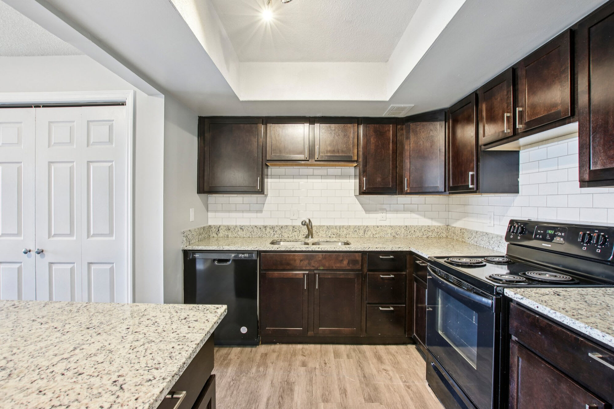 Edgewater Apartments – photo 4
