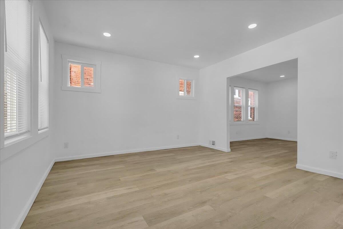 2725 Leslie Street – photo 2