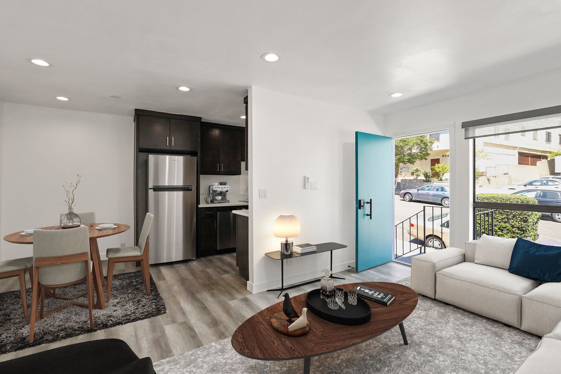 900 W College Street apartments – photo 1