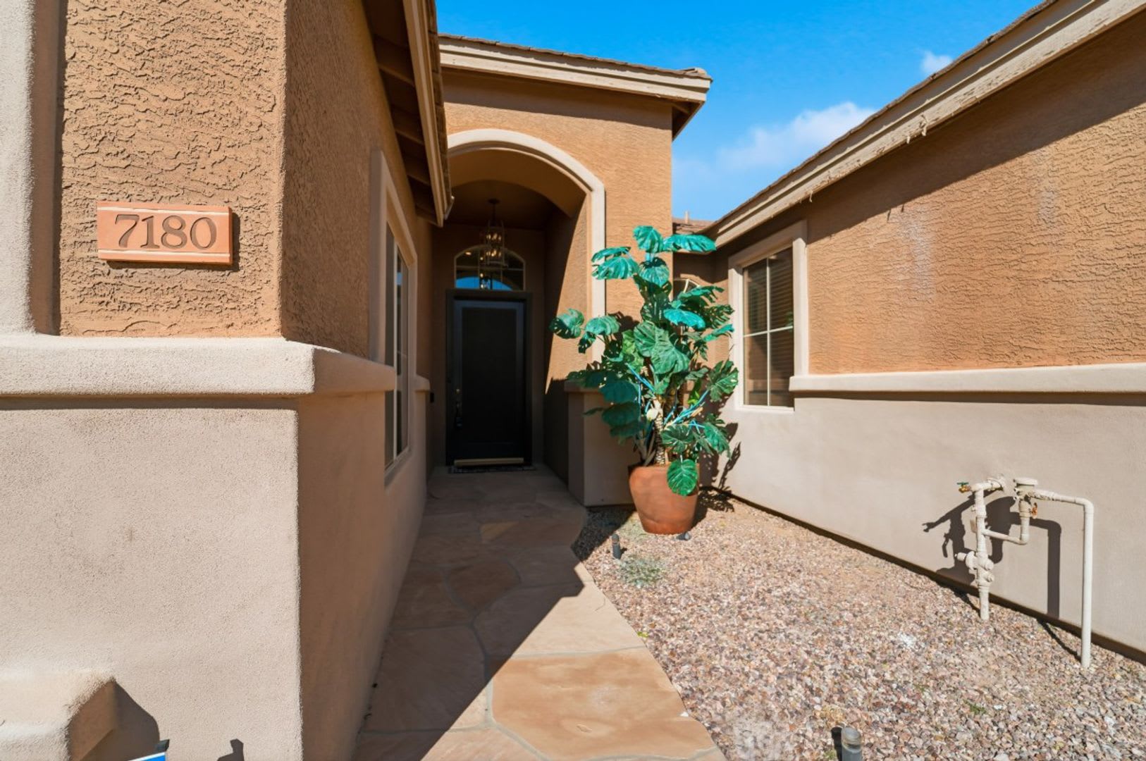 Beautiful Single Level Home With Private Pool Prime Arrowhead Location – photo 4