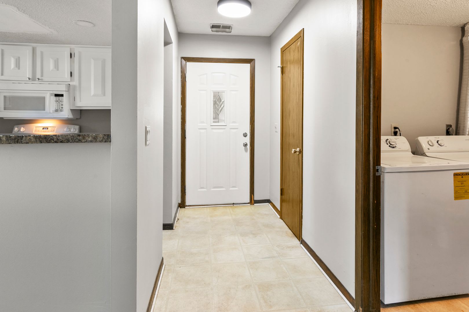 Spacious 3 Bedroom/ 3 Bath Townhouse – photo 3