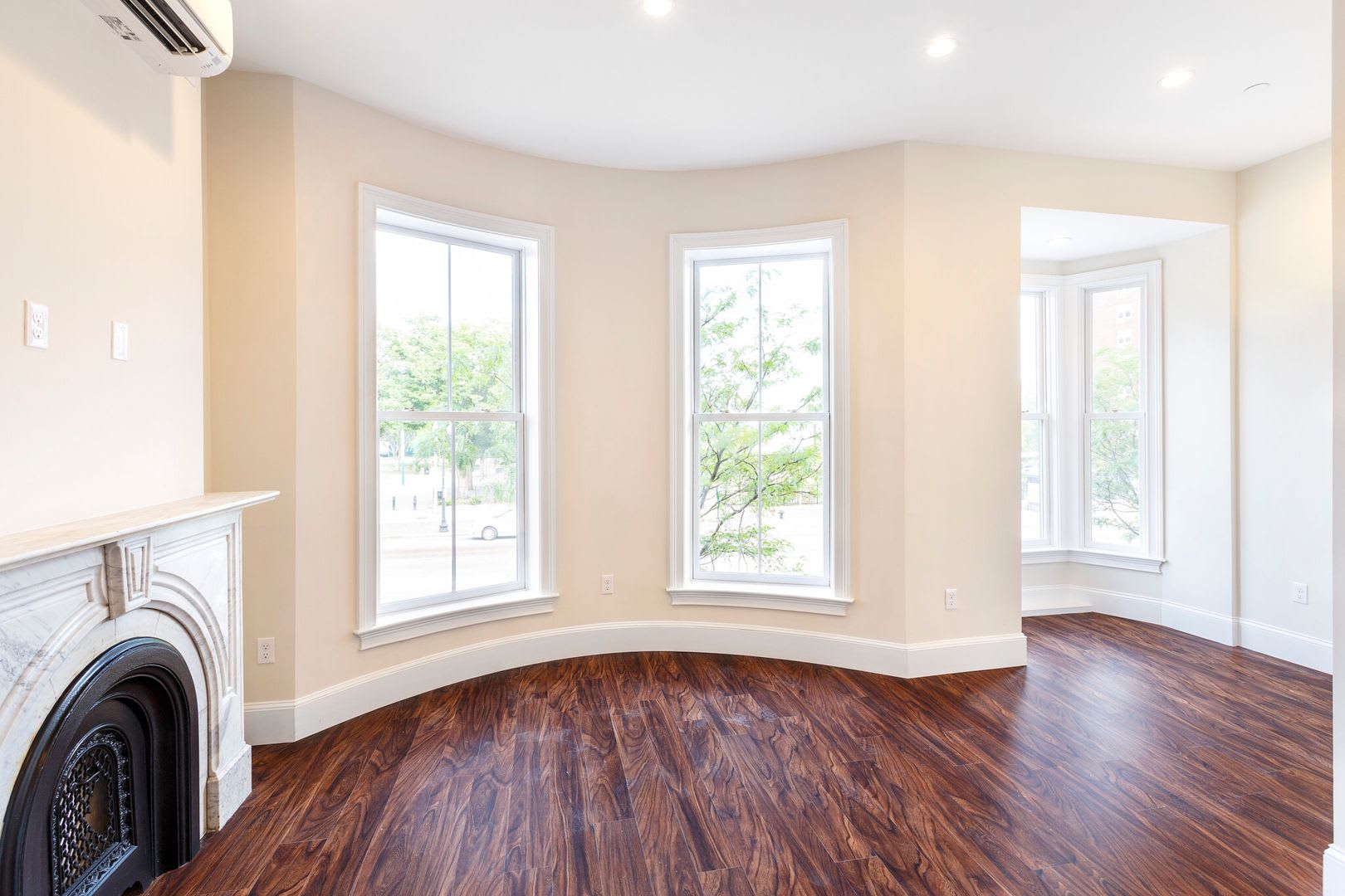 Charming 3 Bedroom-No Broker Fee – photo 3