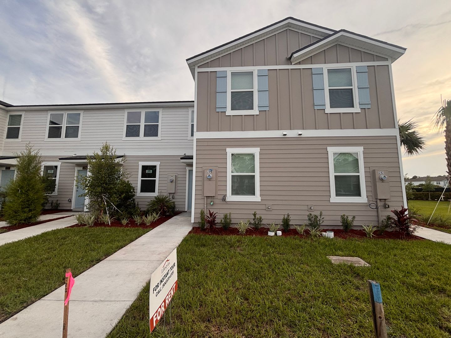 Never-Lived-In 3BR/2.5BA Townhome! Screened Lanai & Pond View! Private Owner! – photo 1