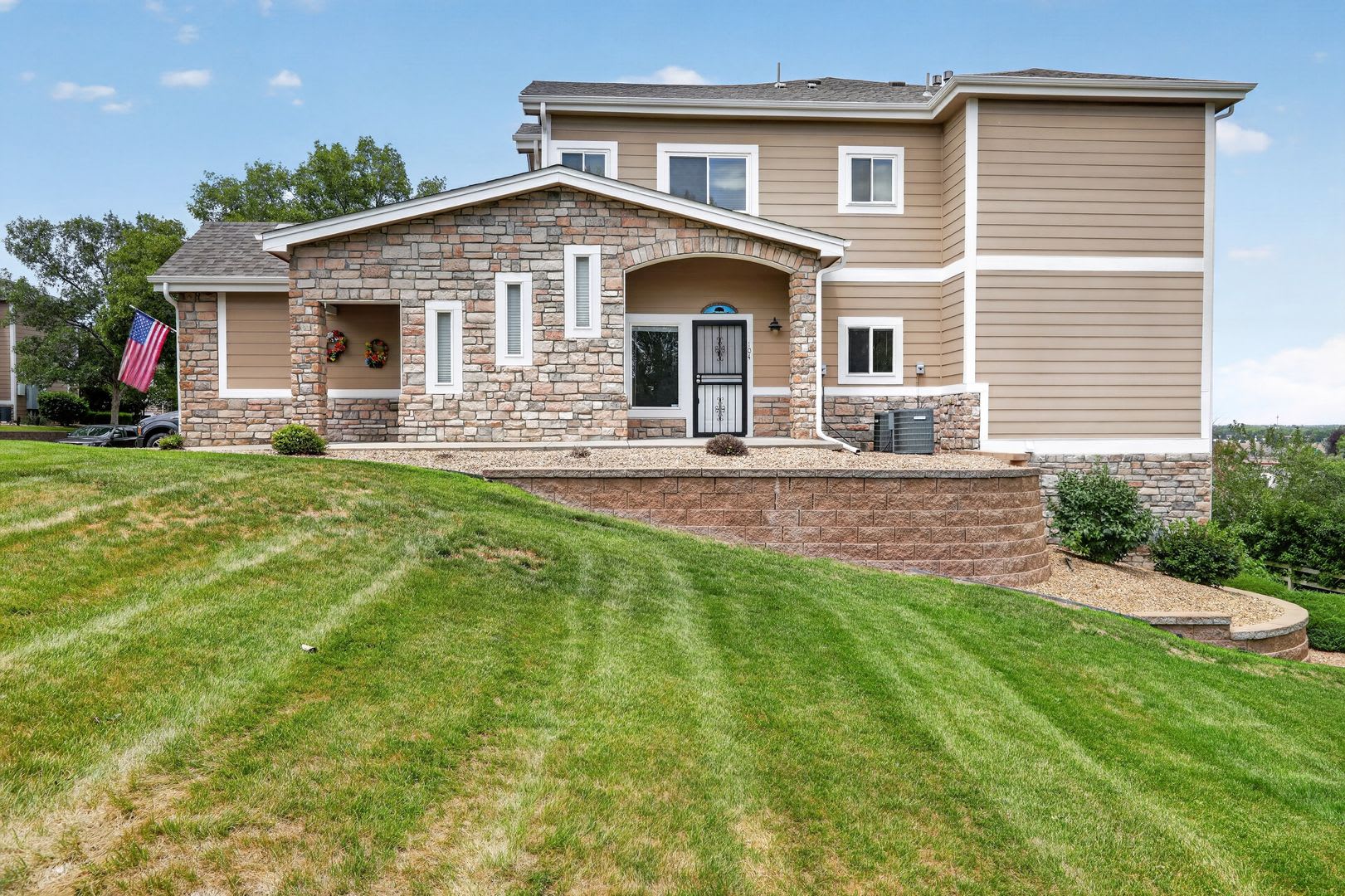 Updated 3BD/3BA Townhome: Quartz Counters, Full Basement Suite/Home Theater, Central A/C – photo 2