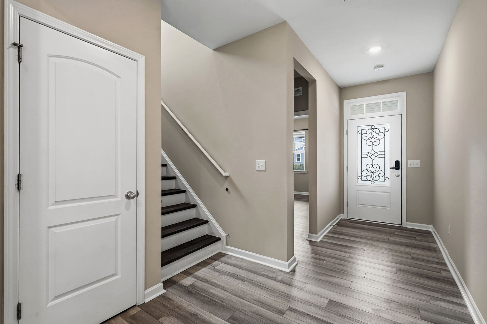 AVAILABLE NOW! BEAUTIFUL HOME AWAITS YOU! – photo 4