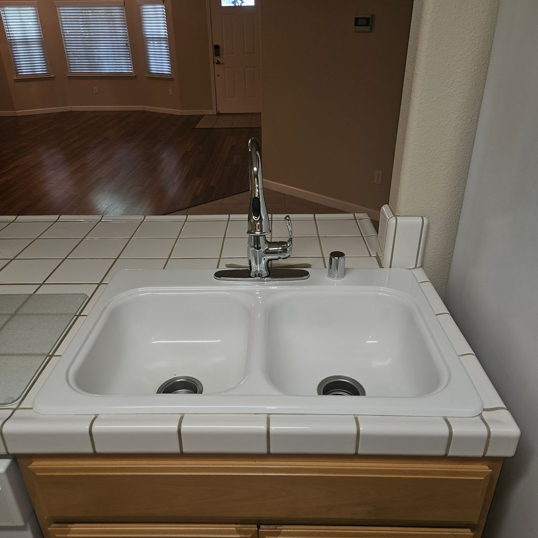 Charming 3 Bedroom Duplex Close To Doctors Hospital – photo 4