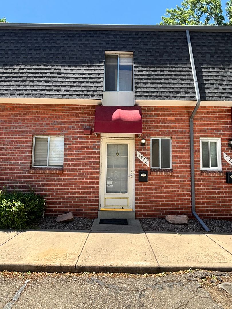 250 Off One Months Rent Spacious Townhome Convenient Location Easy Denver Access Available Now – photo 1