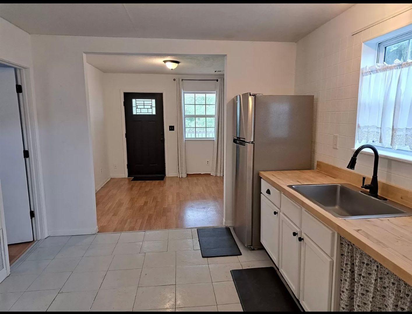 895 2 Bed 1 Bath Single Family Home – photo 3