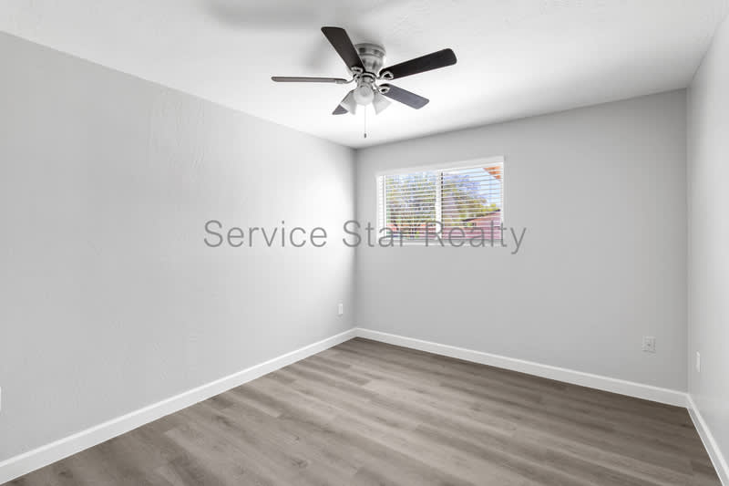 5936 W Seldon Ln – photo 2