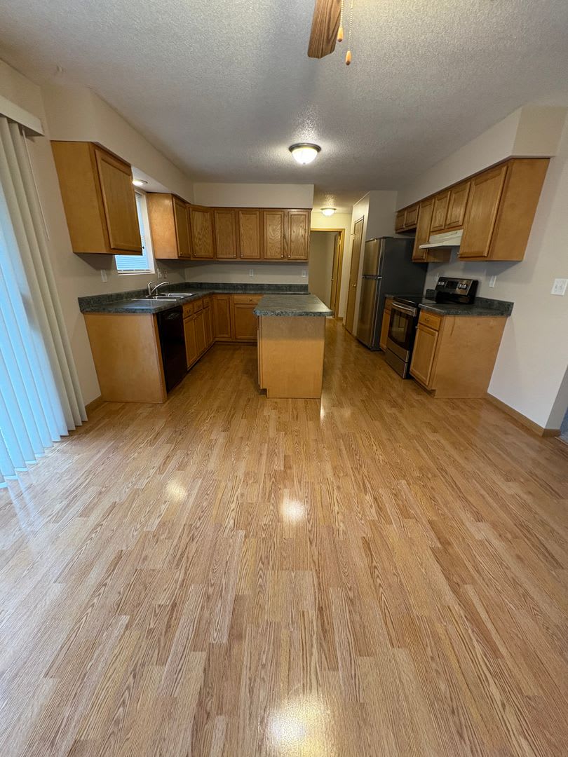 Large 2 Bedroom, 1 Bathroom Upper Duplex In Holmen – photo 3