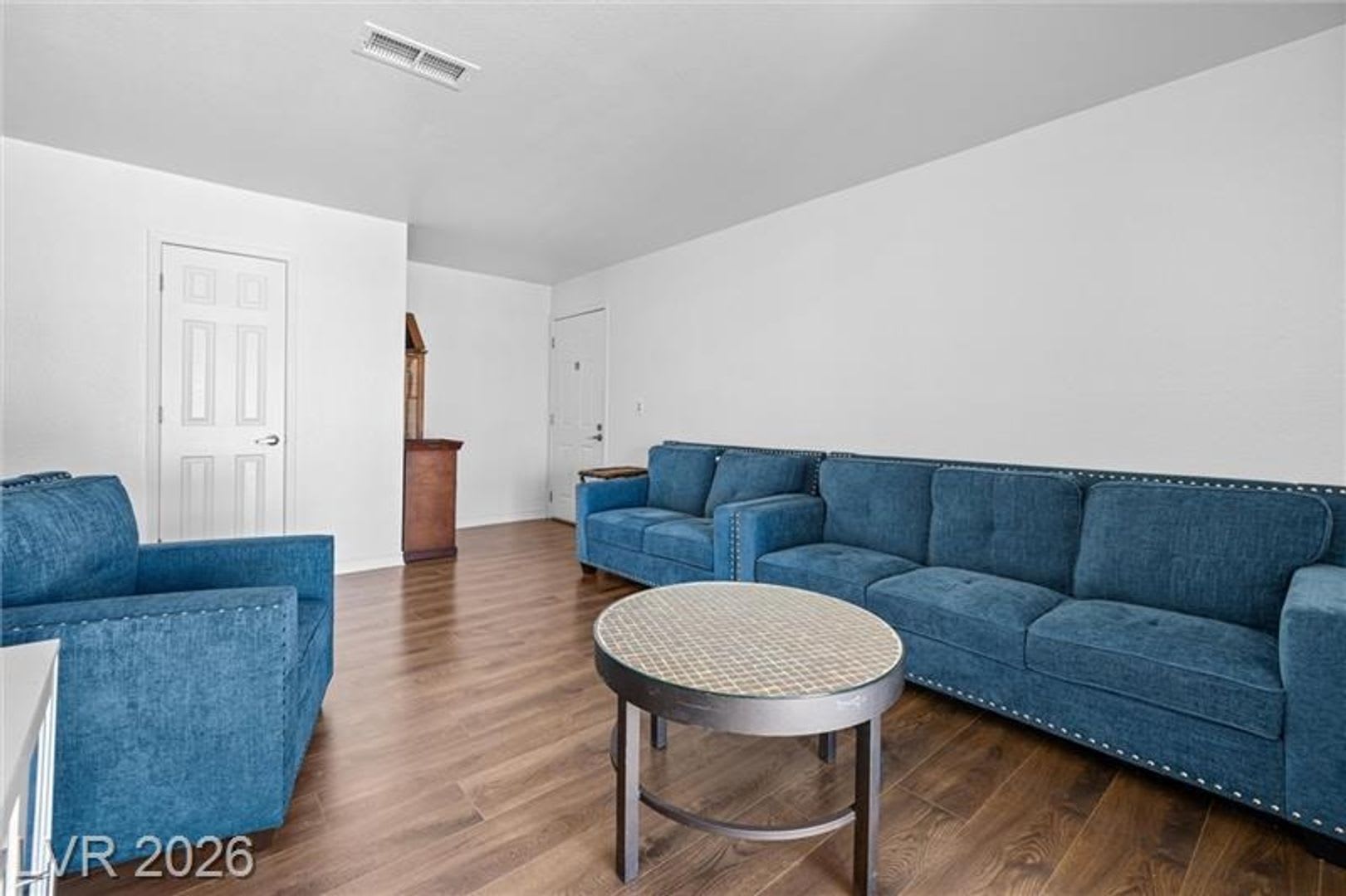 SPACIOUS 1 BEDROOM CONDO WITH STRIP VIEW! – photo 4