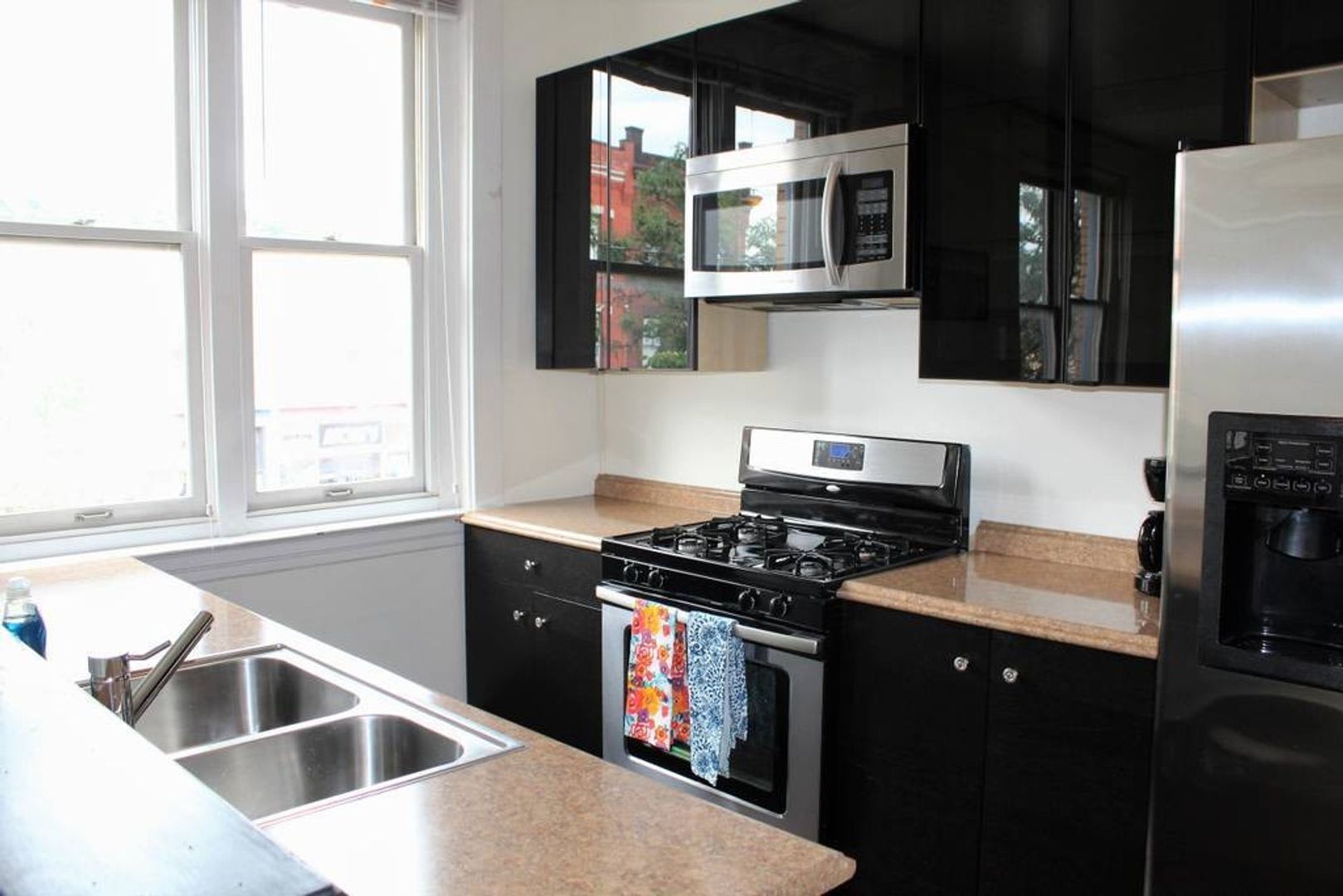East Carson Street 3 Bedroom Available Sept – photo 2