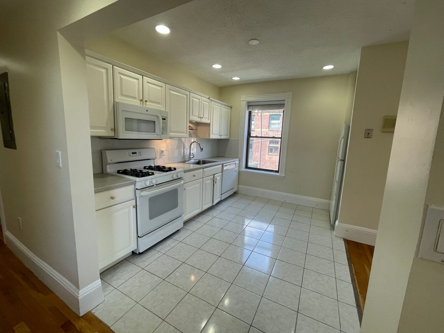 Charming 3 Bedroom-No Broker Fee – photo 2