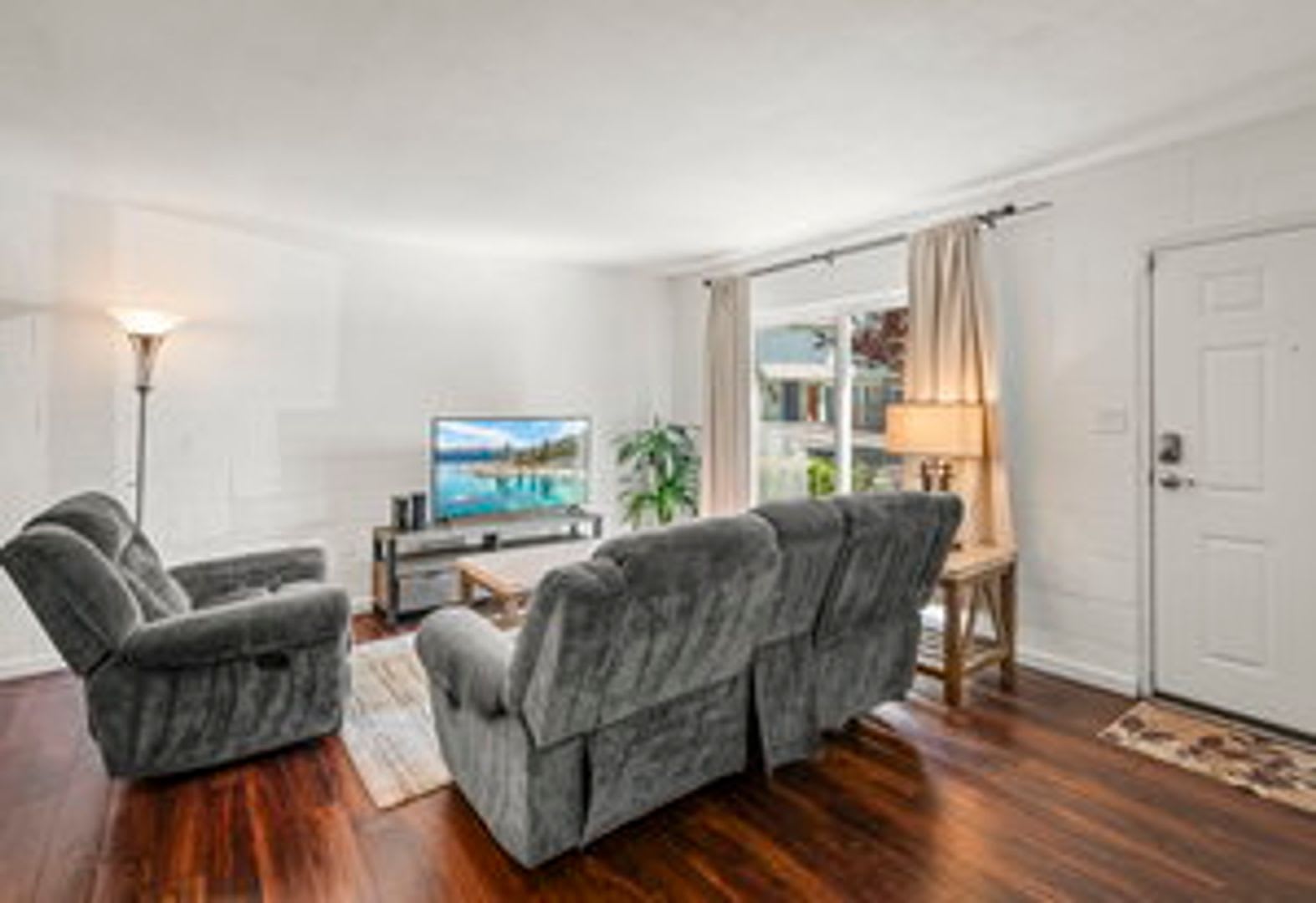 FULLY FURNISHED home available now. – photo 4