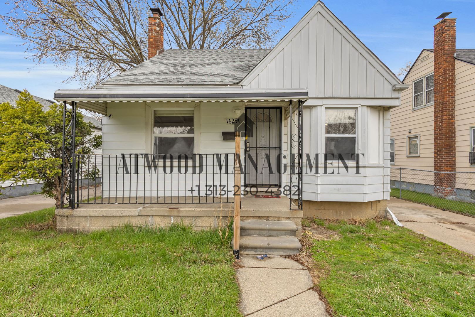 This beautifully updated 3-bedroom, 1-bath single-family home is ready for move-in! – photo 1
