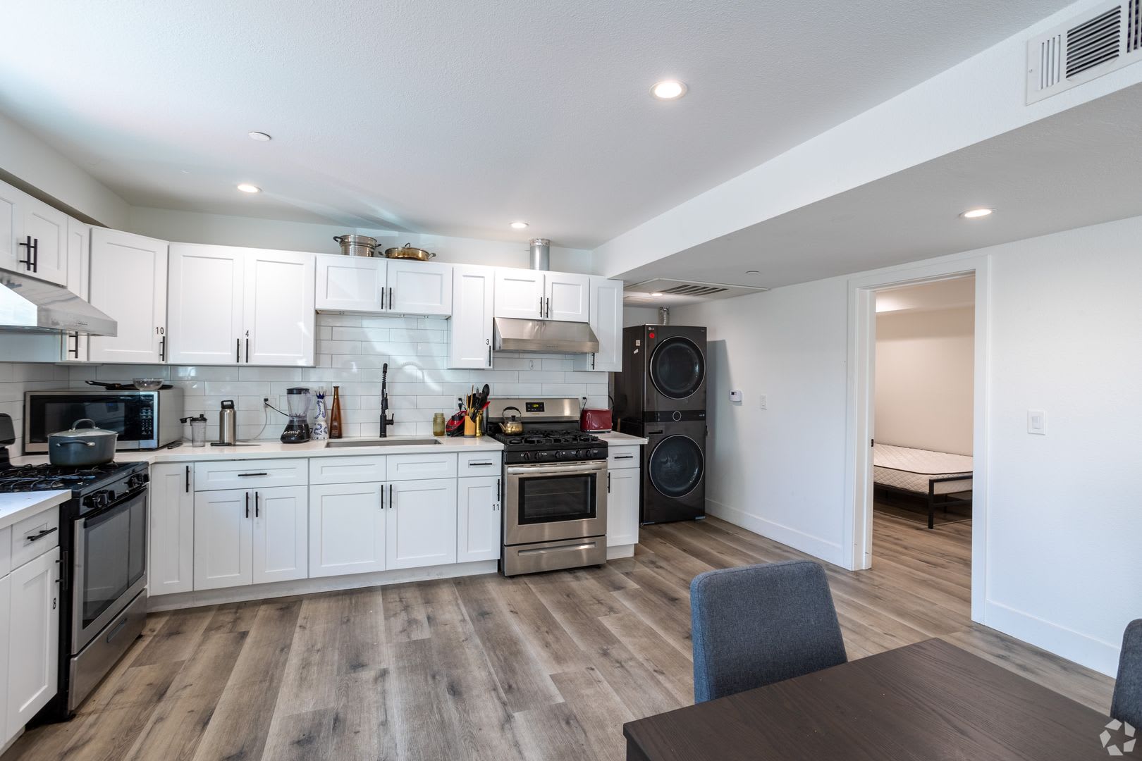 MH 1530 W 37th St – photo 3
