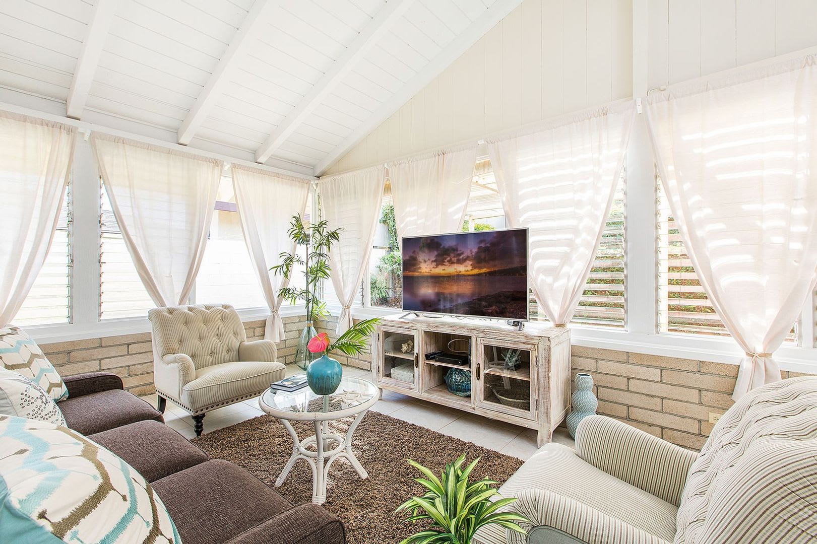 2bd/2ba Home w/Private Pool, Upscale decor, & Near Kahala Beach. Kahala Cottage – photo 2