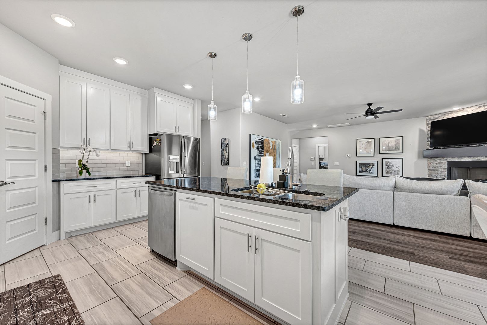 Modern 3-Bedroom Bella Vista Home with Bonus Room and Tiered Deck – photo 5