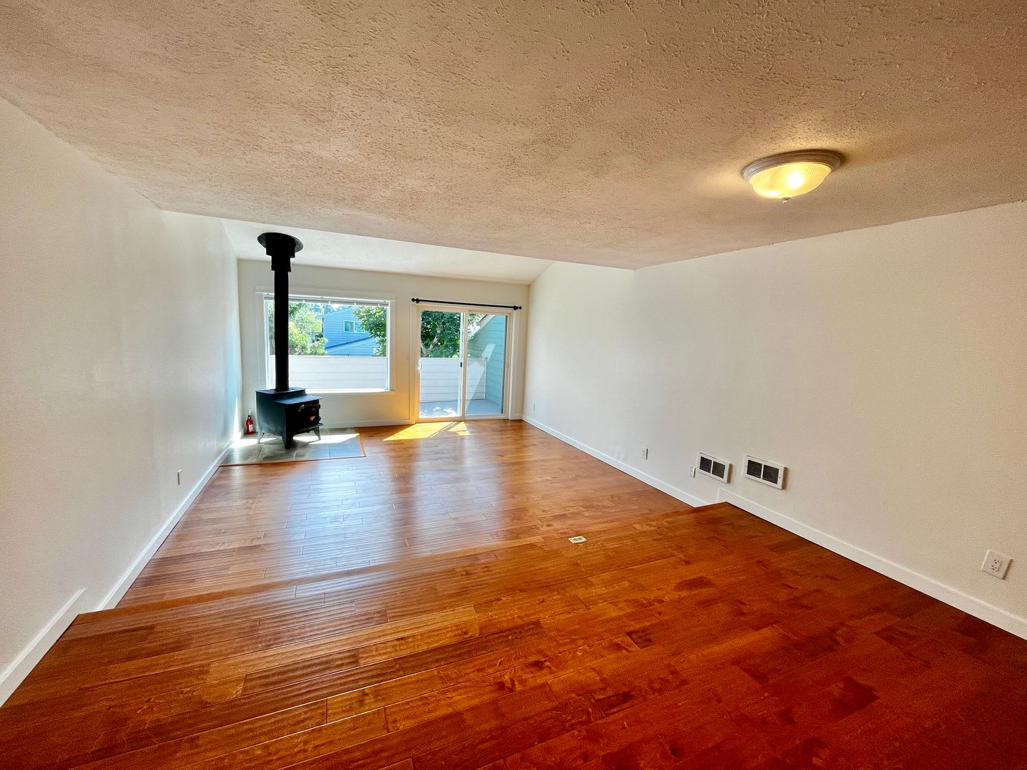 Adorable Condo Within Walking Distance to Winslow and Ferry – photo 4