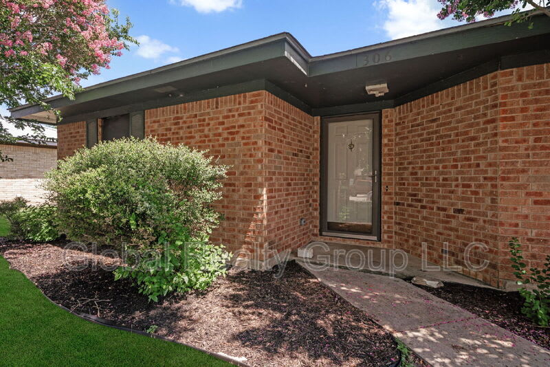 306 Meadow Dr – photo 2