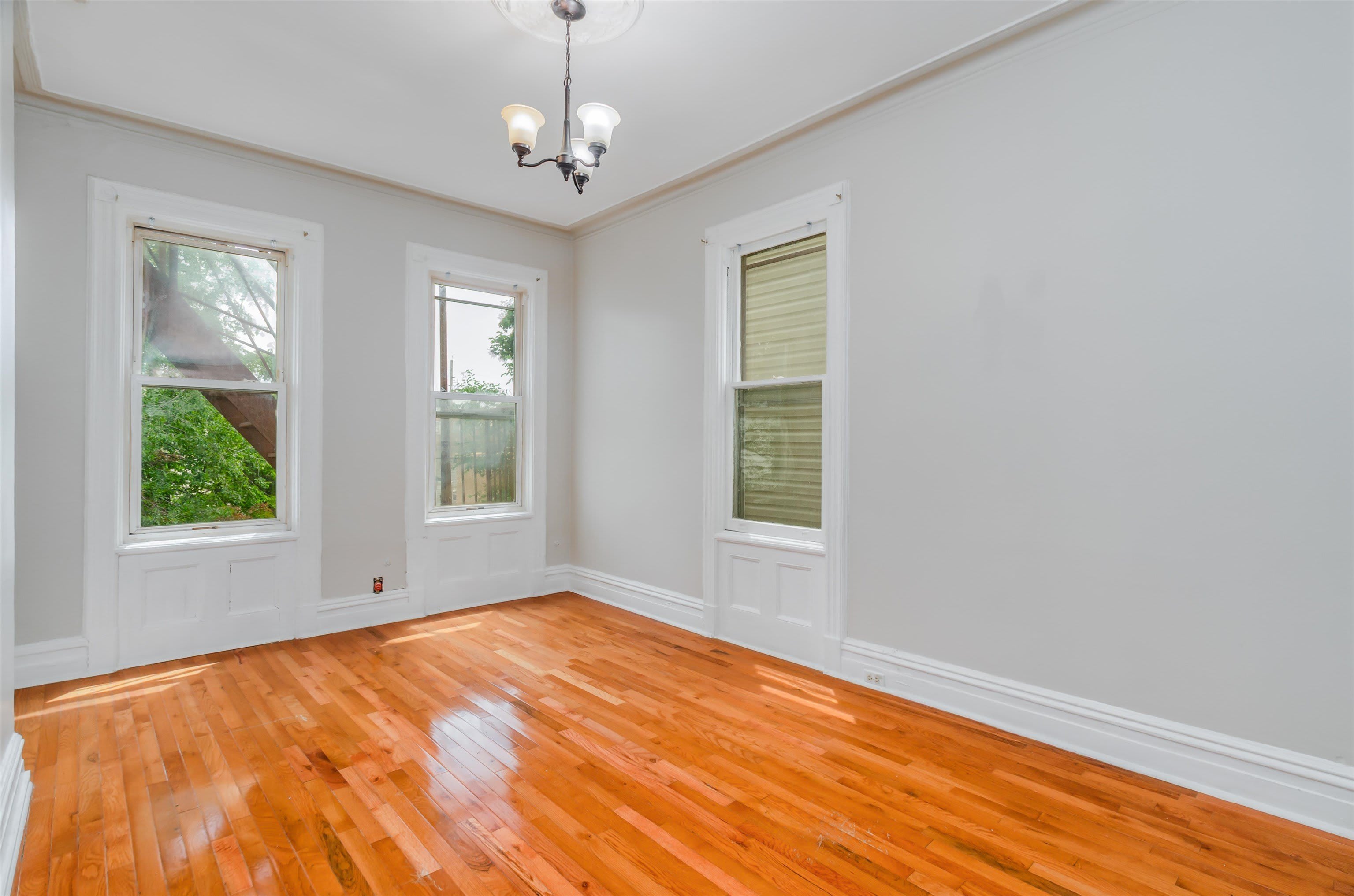 100 Clerk St – photo 3