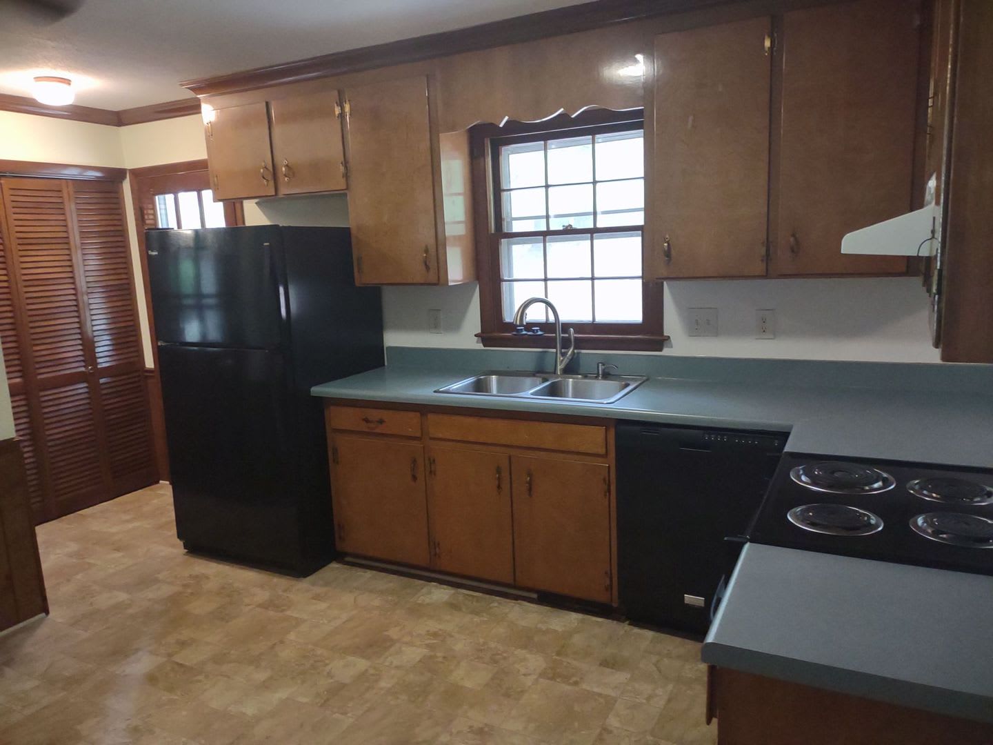 Coming Soon!!! Comfort & Convenience: This Beautiful Home Has It All! – photo 2