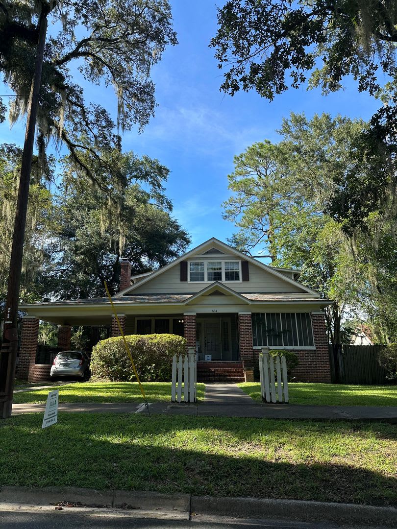 Beautiful downtown quad. 1 and 2 bed units available now. Pets allowed. – photo 2