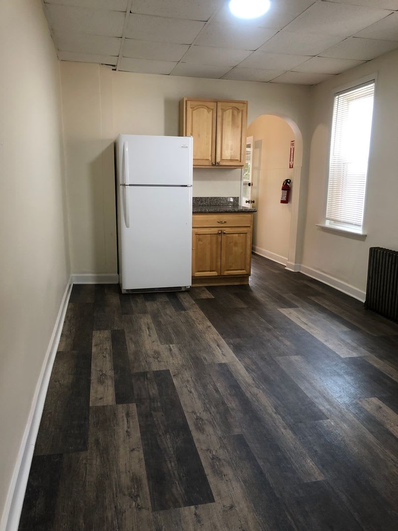 Great Home! 4 Bedroom House with Spacious Living Area! Full Basement for Storage! W/D Hook-ups! Yard! – photo 4