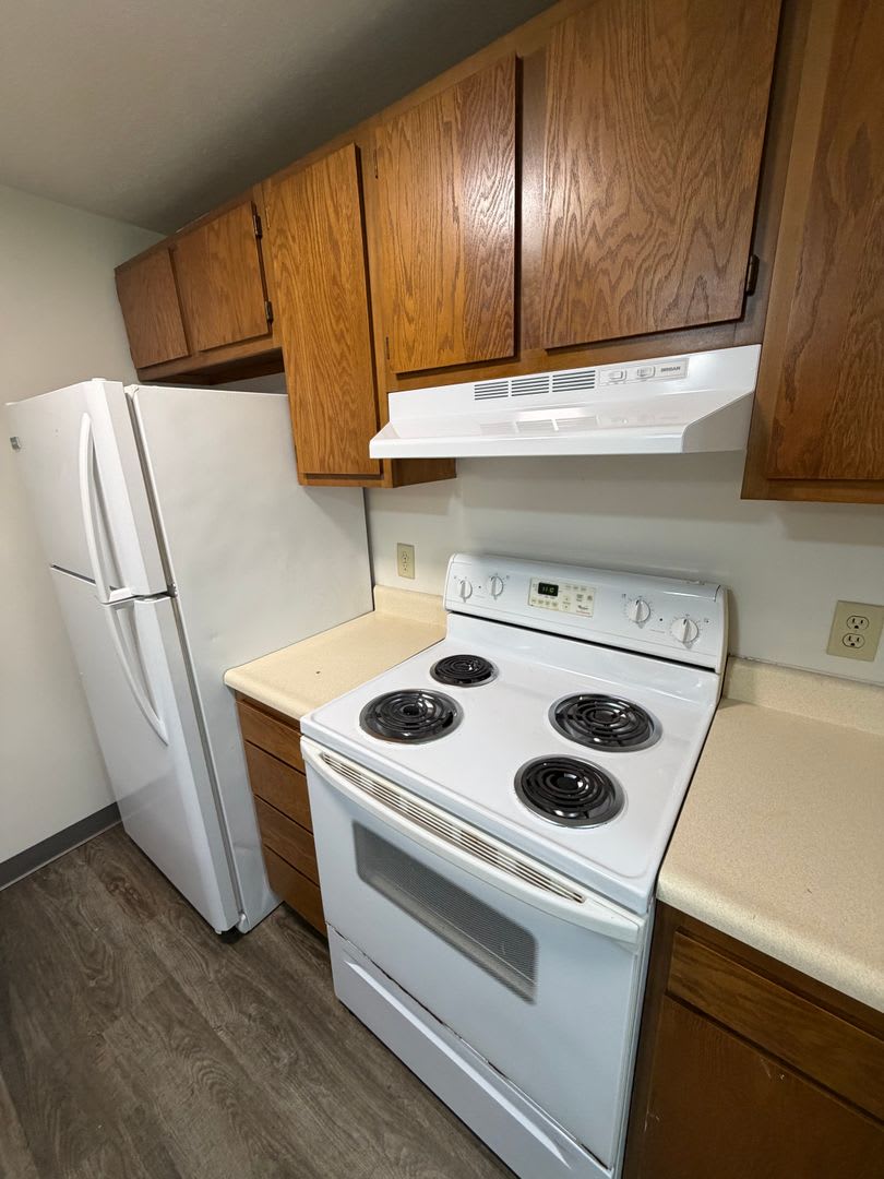 2 bedroom, One Bath Apartment Ground Floor with Huge Picture Window – photo 3