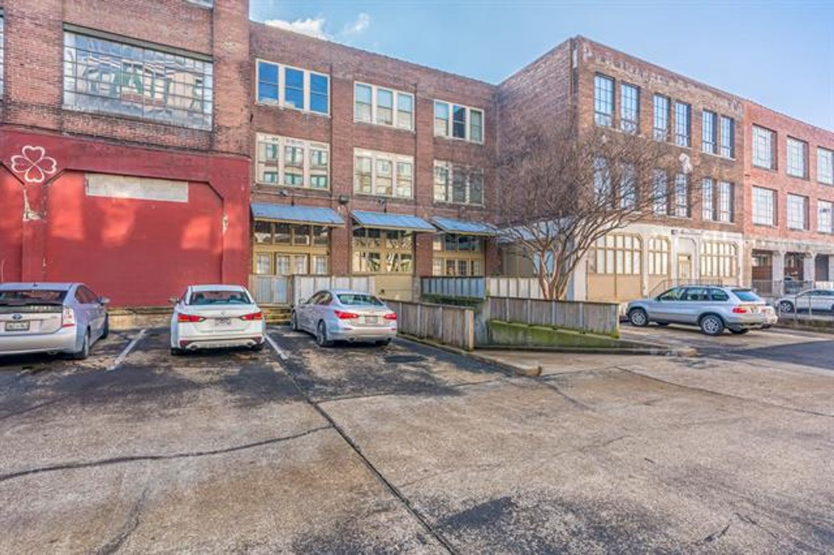 1 2 Off First Full Month Amazing Studio In The William Farrington Buildiing Utilities Included Excludes Cable And Internet Pets Not Allowed One Car Parking In Garage Included – photo 5