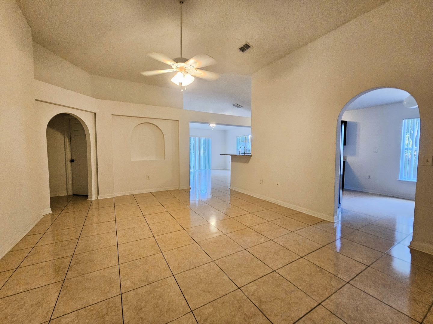 Welcome Home To Space Convenience And Minneola Charm – photo 2