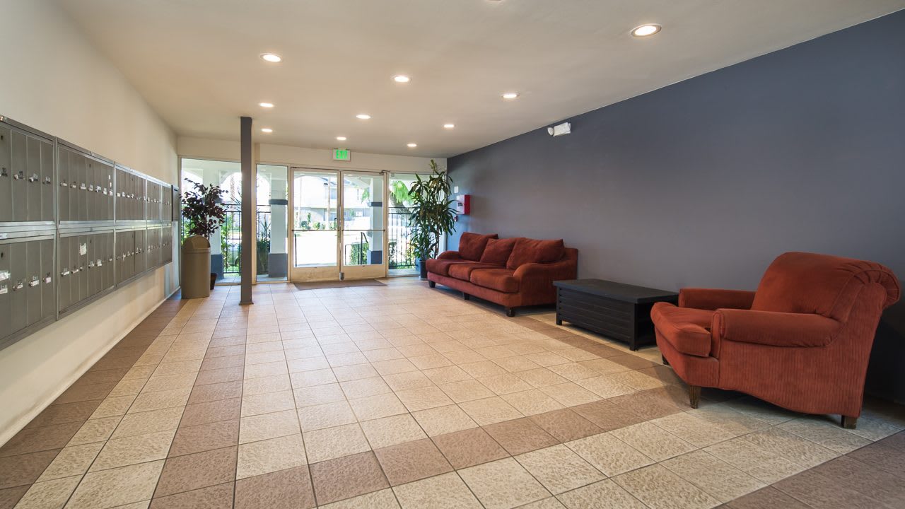 Tarzana Courtyard – photo 2