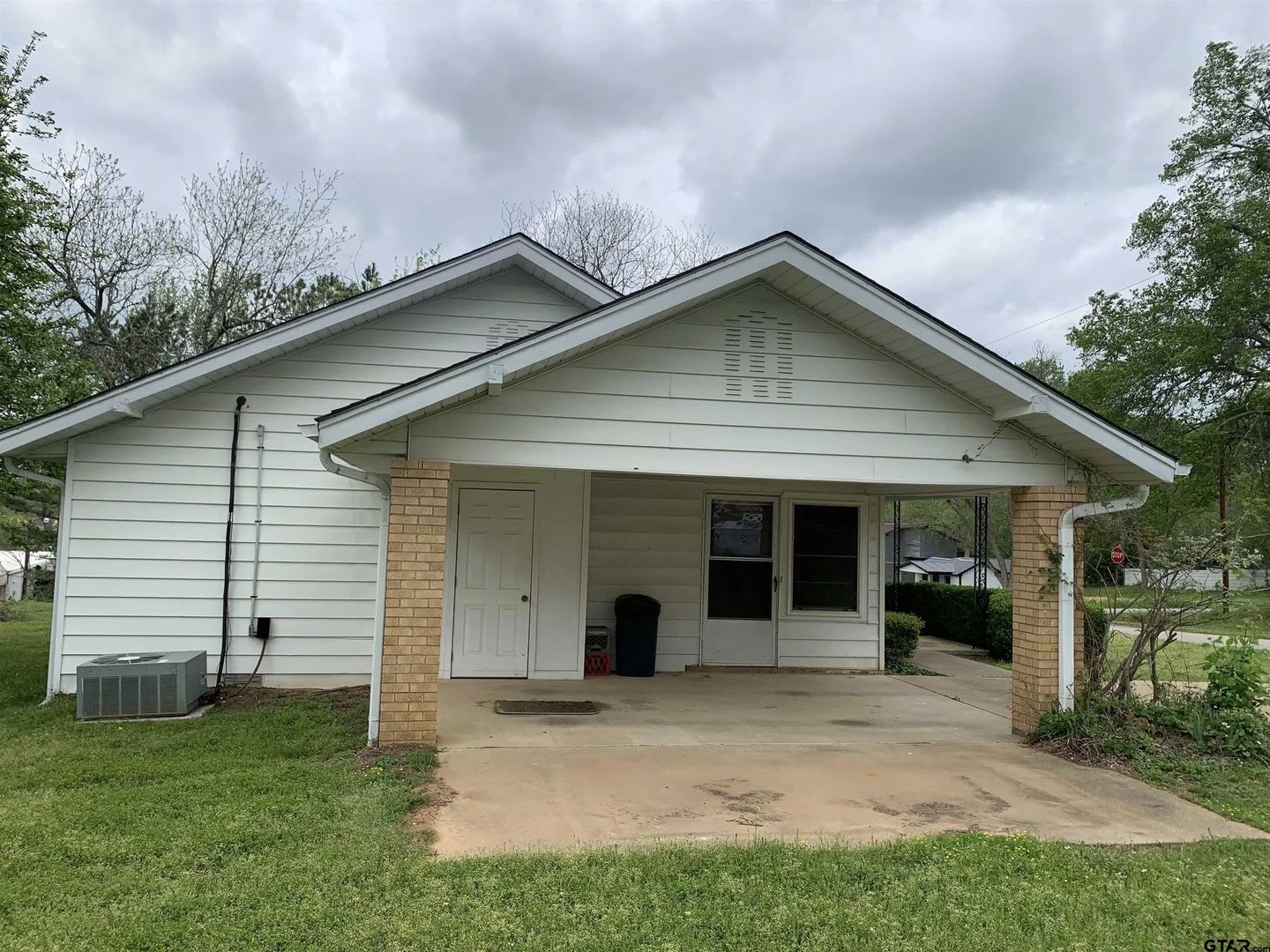 Updated 2 Bed 2 Bath Available Now – photo 3