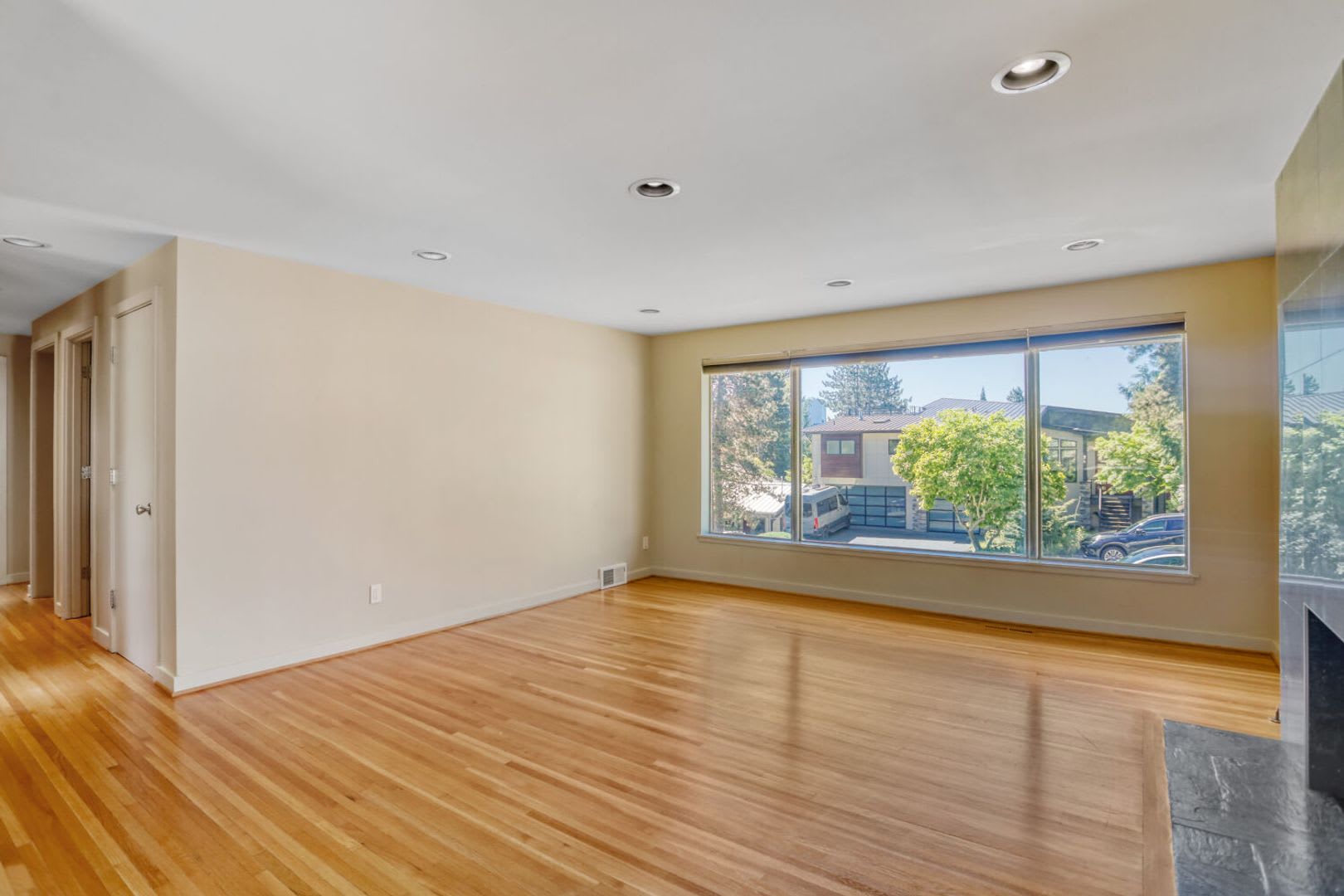 3Bd 1 75Ba Bellevue Home – photo 4