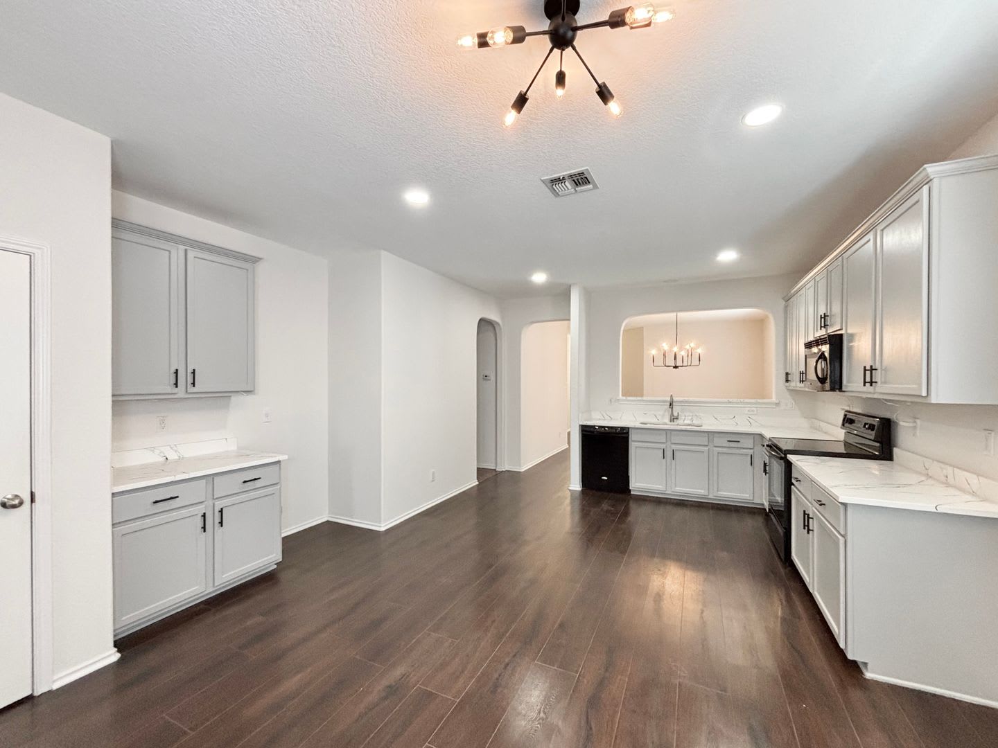 Gorgeous 4 bed, one story home! – photo 5