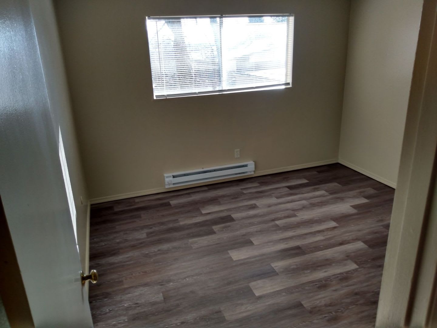 Two Bedroom, One Bathroom Upstairs Apartment – photo 4