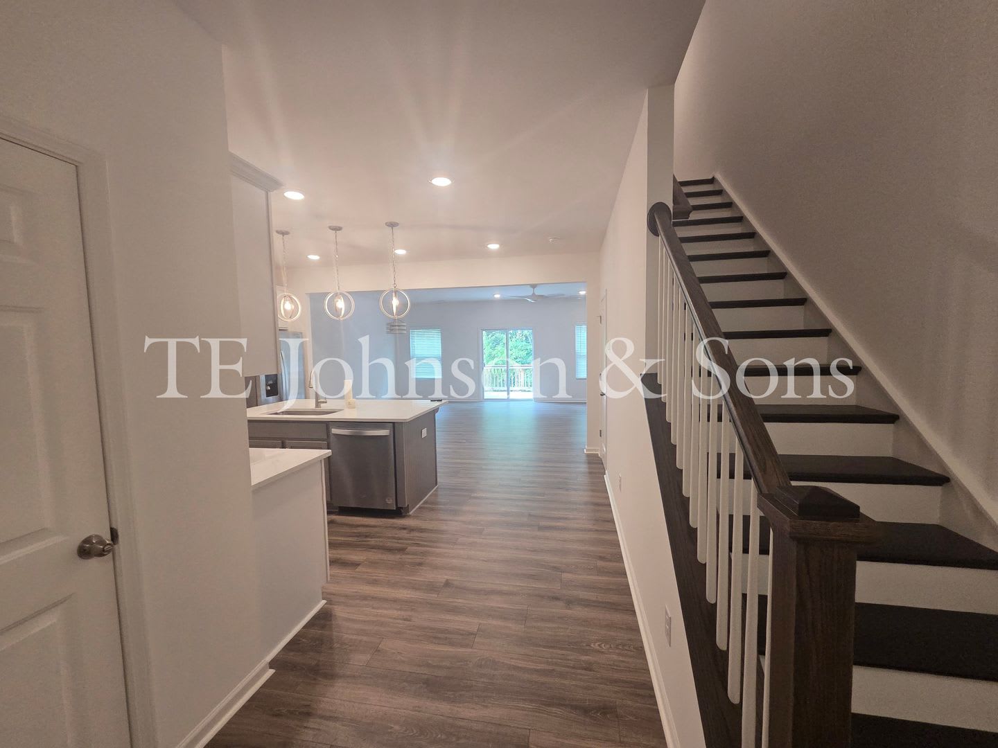 Beautiful 3 Bedroom Home with Quartz Countertops, Kitchen Island and One Car Garage in Greensboro – photo 2