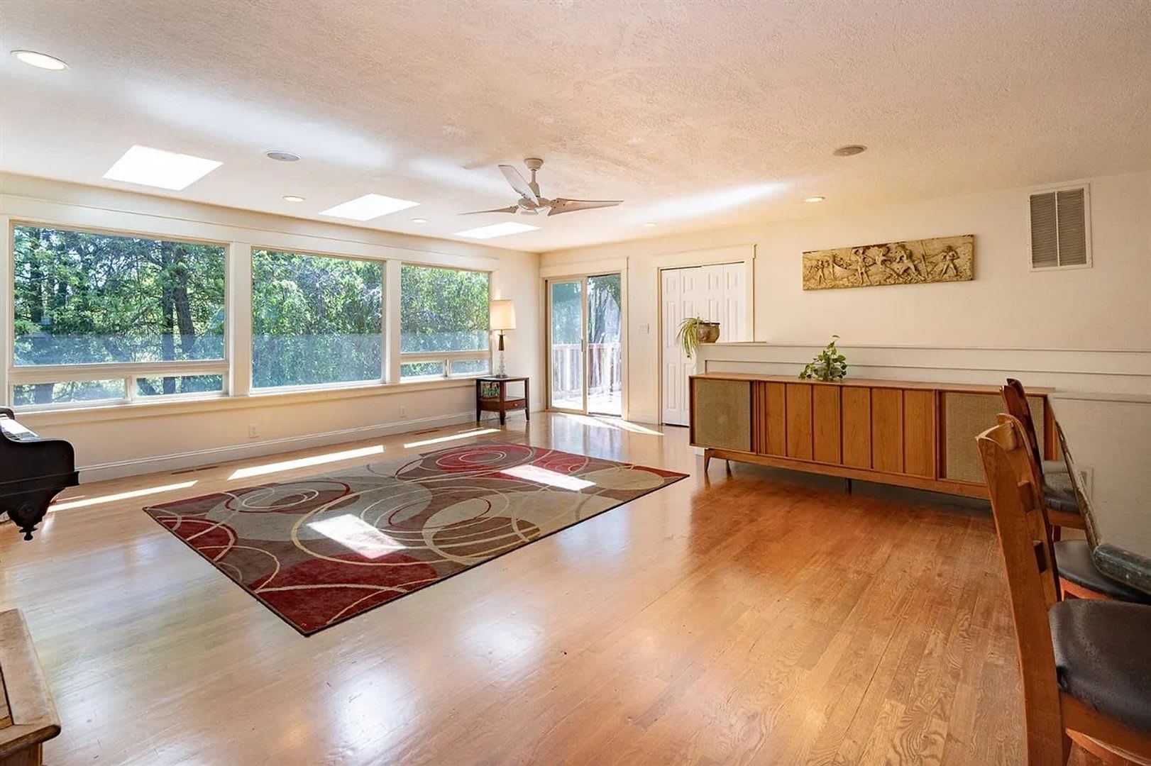 Available Now! Large Three Bedroom, 2.5 Bath Creekside home with bonus room! – photo 2