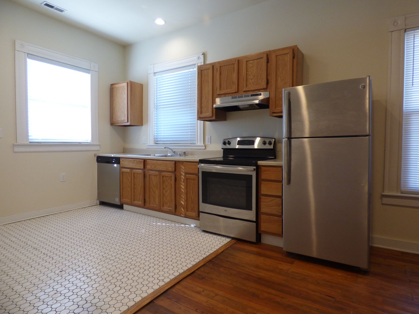 Vintage, Renovated SF House! High Ceilings, HW Floors, Covered Porch, Off-Street Parking! – photo 2