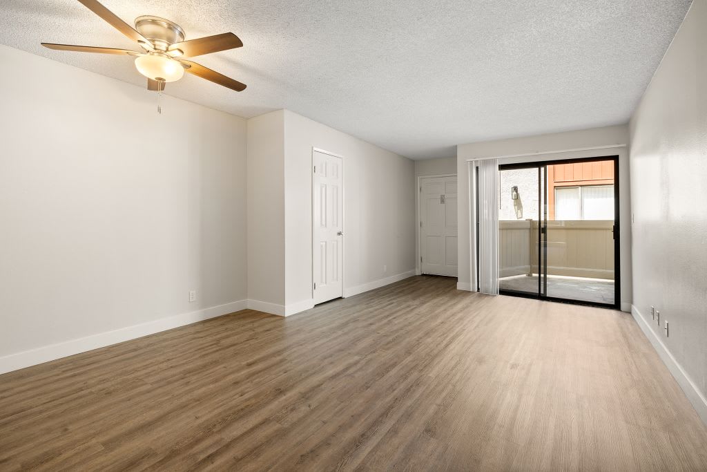 Chatsworth Plaza – photo 1