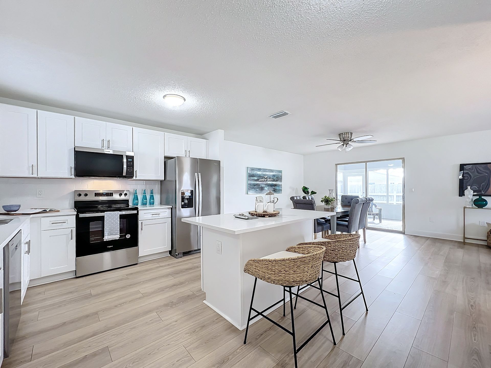 Gorgeous 2-Bedroom, 2 Bath – photo 4