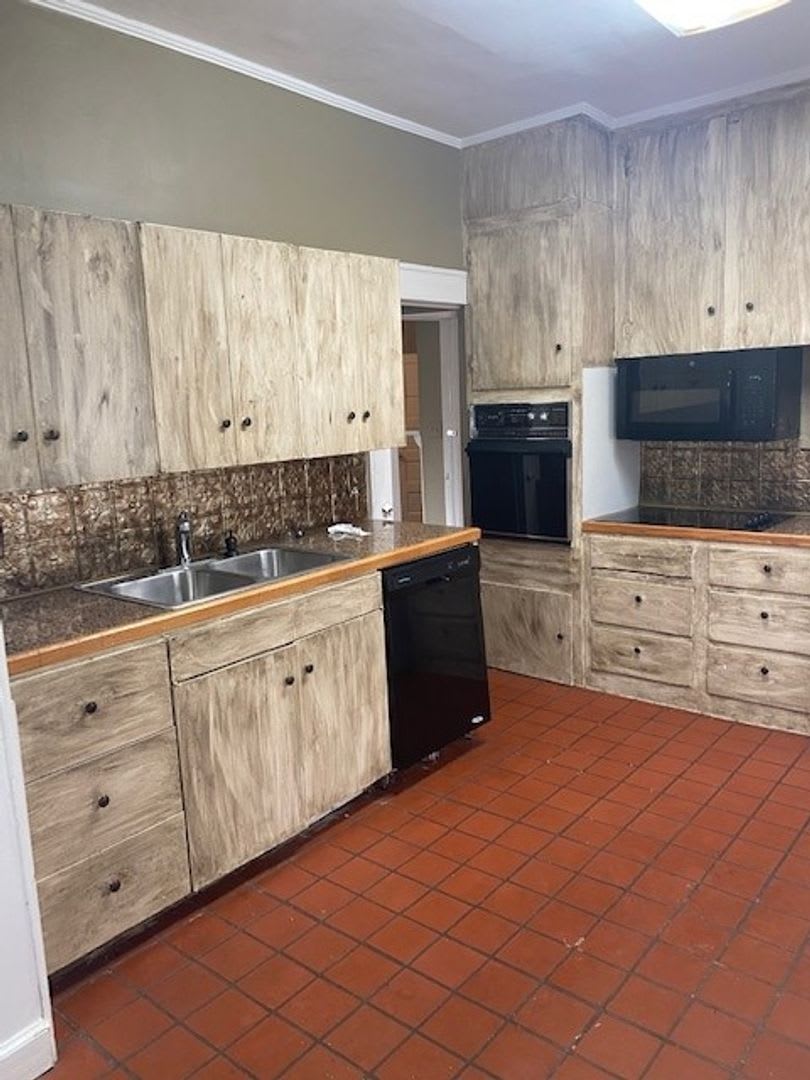 Nice 3 Bed 2 Bath! Available August 2026! – photo 4