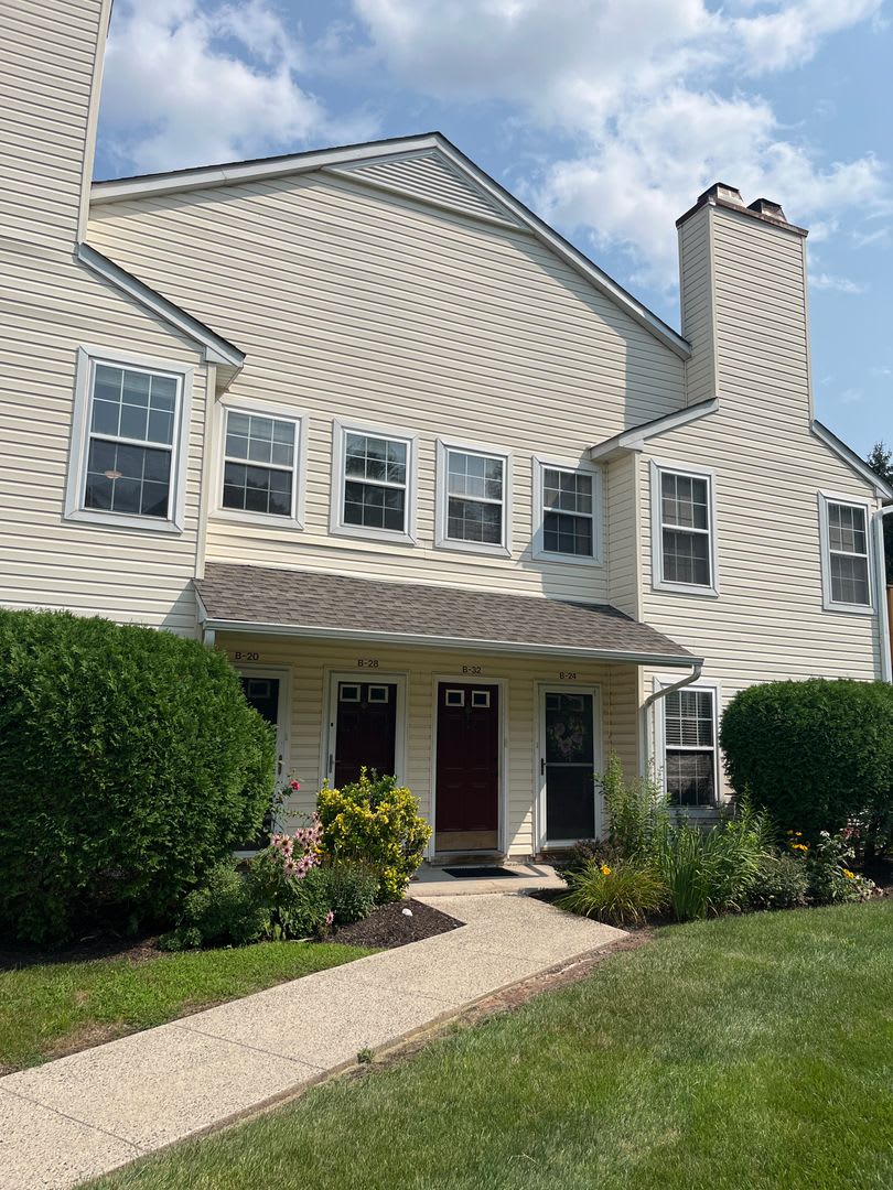 This 3BR/2BA condo in Walnut Bank Farms – photo 2